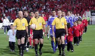 Ο Αλί Ιφνετουράν δίνει το σχόλιό του στο Contra.gr