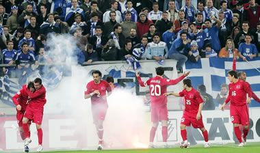 Οι ανεγκέφαλοι “κρέμασαν” την Εθνική