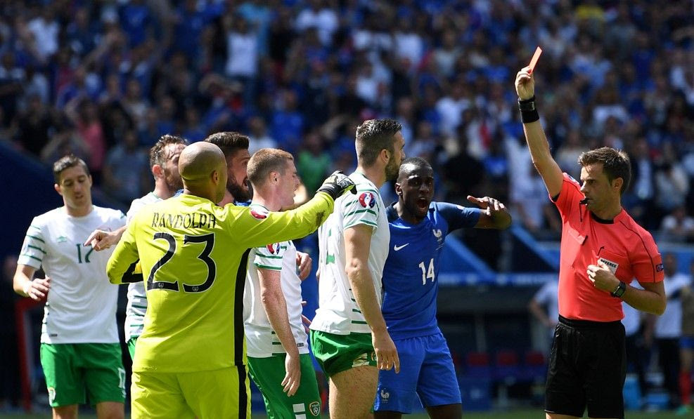 Γιατί η κόκκινη της Ιρλανδίας θα ήταν κίτρινη, εάν η παράβαση ήταν εντός περιοχής