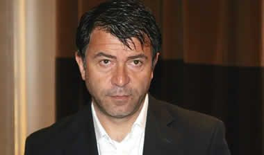 O Τάκης Λεμονής διδάσκει