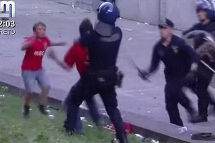 Αστυνομικοί χτύπησαν πατέρα και παππού μπροστά στα μάτια μικρού παιδιού (VIDEO)