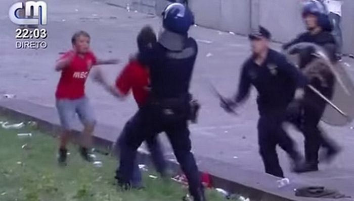 Αστυνομικοί χτύπησαν πατέρα και παππού μπροστά στα μάτια μικρού παιδιού (VIDEO)