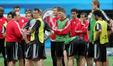 Σέντρες και σουτ στην προπόνηση της Λίβερπουλ