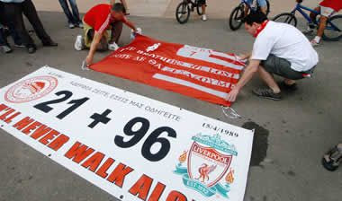 Οι “κόκκινοι” στο μνημείο της Θύρας 7