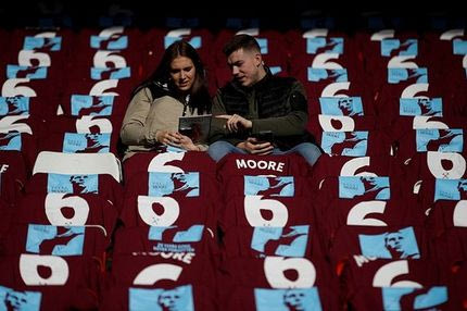 Πανό για Χίτλερ στις εξέδρες του “Άνφιλντ”!