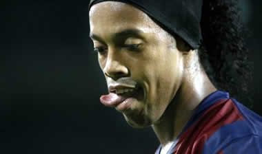 “Ασπίδα” για Ροναλντίνιο οι συμπαίκτες του