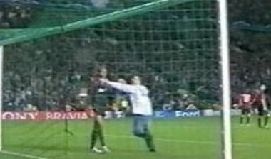 Ανεγκέφαλος οπαδός βάζει σε μπελάδες τη Σέλτικ