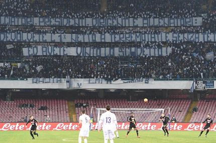 ΣΥΓΚΛΟΝΙΣΤΙΚΑ μήνυματα των φανς της Νάπολι με δύο πανό!