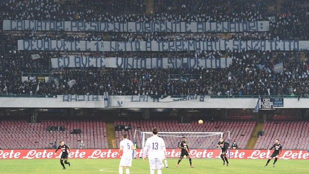 ΣΥΓΚΛΟΝΙΣΤΙΚΑ μήνυματα των φανς της Νάπολι με δύο πανό!