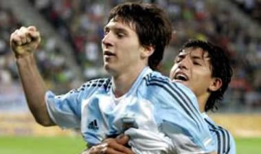 Ντος Σάντος και Μέσι αποθεώνουν Ροναλντίνιο, Αγουέρο