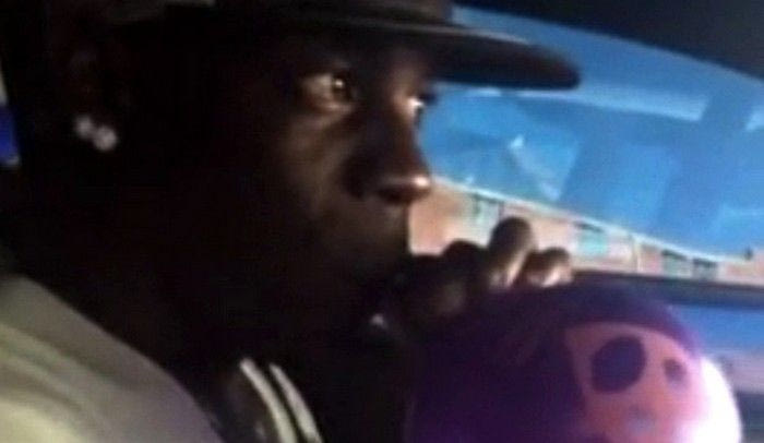 Ο Μπαλοτέλι εισπνέει ήλιο και φωνάζει “Λίβερπουλ” (VIDEO)