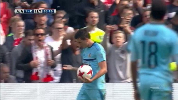 Παίκτης της Φέγενορντ επιτίθεται σε οπαδούς του Άγιαξ!