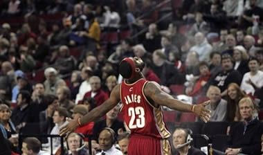 O LeBron James “καθάρισε” τους Blazers στο Portland