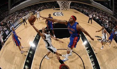 Απόδραση από το San Antonio για τους Pistons