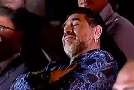 Αποκοιμήθηκε κατά τη διάρκεια ομιλίας ο Μαραντόνα (VIDEO)