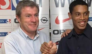 “Καίει” τον Ροναλντίνιο στο βιβλίο του ο Φερναντέζ