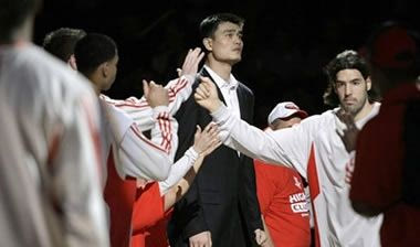 Σε επιτυχή επέμβαση υποβλήθηκε ο Yao Ming