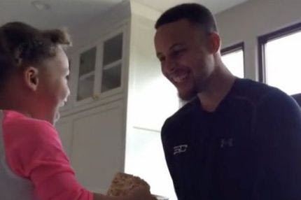 Η μικρή Ράιλι τραγουδά στον Στίφεν Κάρι το “Happy Birthday”