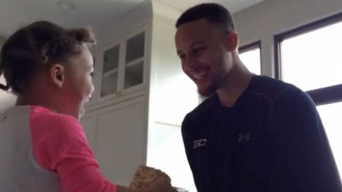 Η μικρή Ράιλι τραγουδά στον Στίφεν Κάρι το “Happy Birthday”