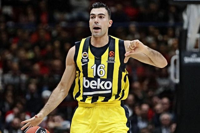 Η Ρεάλ Μαδρίτης επέστρεψε στον Κώστα Σλούκα, αλλά ήταν αργά