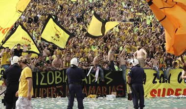 Ενταση πριν τη σέντρα του τελικού