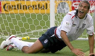 Ο Φέρντιναντ μιλάει για περιβραχιόνιο και Καπέλο