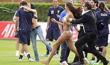 Στριπτίζ στην προπόνηση της Ιταλίας (photos)