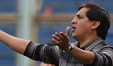 Εξαλλος προπονητής επέστρεψε αντικείμενο στην εξέδρα (video)