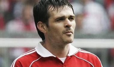 Ντύνεται στα “ροσονέρο” ο Σανιόλ