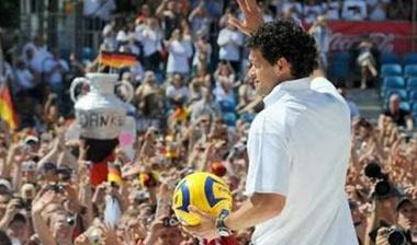 Θερμή υποδοχή των “πάντσερ”