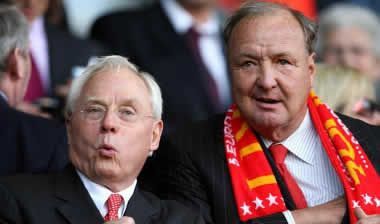 Στην αγγλική Βουλή Χικς, Τζίλετ και Σιναουάτρα