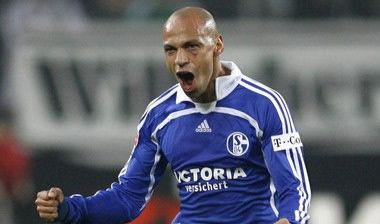 Συνεχίζει στη Σάλκε ο Βαρέλα