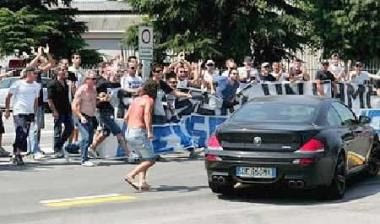 Απειλές και συνθήματα οπαδών κατά του Βιέρι