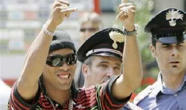 “Ροσονέρο” βάφτηκε το αεροδρόμιο για τον Ροναλντίνιο (vid)