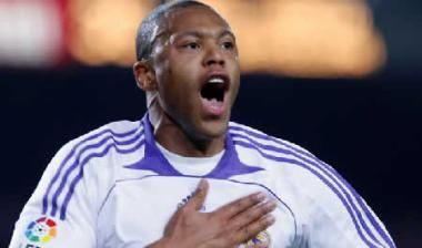 Πρόταση 12 εκ. ευρώ για Μπαπτίστα, γκρίνια από Ζιουλί