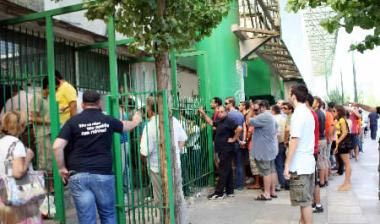 Ουρές στη Λεωφόρο για ένα εισιτήριο