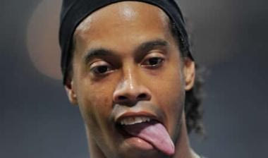 Ενα τηλεφώνημα θα στοίχιζε τη μεταγραφή Ροναλντίνιο στη Μίλαν