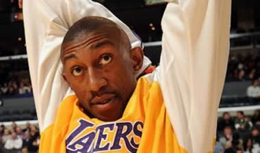 Νεό συμβόλαιο υπέγραψε ο Mbenga στους Lakers