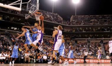 Eπαιξαν σε ανοιχτό γήπεδο Nuggets και Suns (και έσπασαν τα καλάθια)