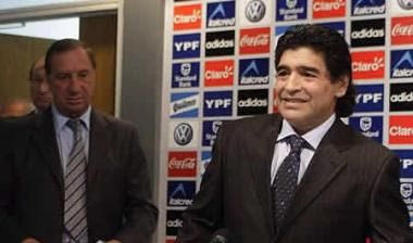 Παρουσιάστηκε ο Μαραντόνα και αλλάζει τον αρχηγό