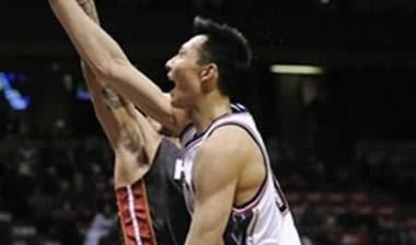Ψάχνοντας την αληθινή ηλικία του Yi Jianlian