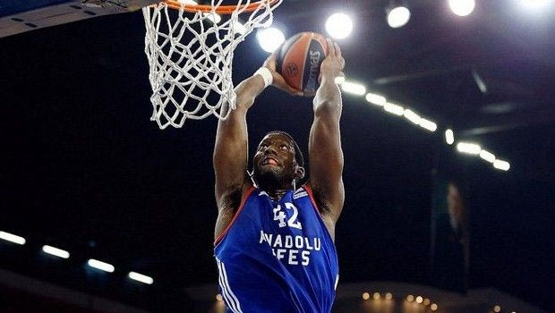 Ο Ντάνστον κάρφωσε μέσα στη μούρη του Βέσελι!