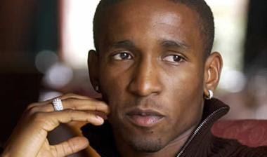 Αγνωστοι απειλούν τη ζωή του Ντεφόε