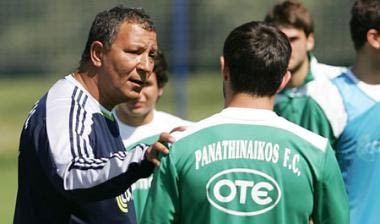 Τεν Κάτε στους παίκτες: “Να διαμαρτύρεστε στο διαιτητή!”