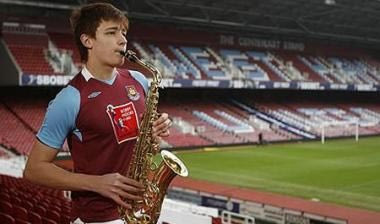 Παράτησε το ποδόσφαιρο για να παίξει σαξόφωνο! (vid)