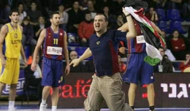 Δράση υπέρ της Παλαιστίνης στο “Παλάου Μπλαουγκράνα” με συνθήματα, πανό και…διακοπή