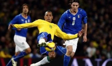 Με Ζιλμπέρτο Σίλβα και Κακά η σελεσάο