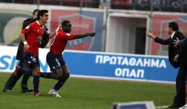 Στήριξη σε Σταματόπουλο και στο βάθος Αστέρας