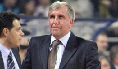 Προσγειωμένοι Ομπράντοβιτς και παίκτες του Παναθηναϊκού κατά την αναχώρησή τους για Βερολίνο