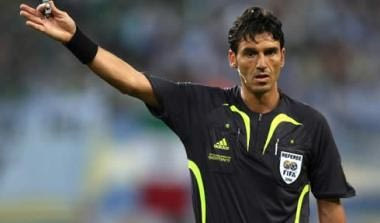 Ο διαιτητής του τελικού, Μάσιμο Μπουσάκα